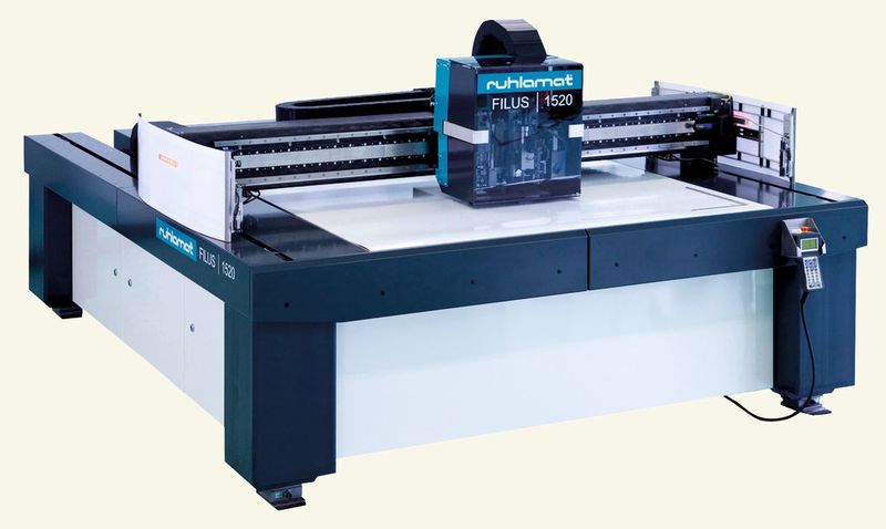 Bild 1: Mit der Querachse aus CFK, einem Kohlefaser-Verbundwerkstoff, können die Achsen der Ultraschall-Drahtlegemaschine dynamisch und präzise verfahren.  (Bild: Ruhlamat)