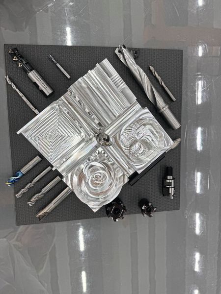 Die Bearbeitung von Leichtbau-Werkstoffen wie Aluminium und Al-Legierungen erfordert hochmoderne Werkzeuge und spezialisiertes Know-how. Beim Presse-Event in Tübingen gaben die Walter-Experten aufschlussreiche Einblicke in die Welt der Leichtmetallbearbeitung und zeigten interessante Innovationen der Walter AG. (Bild: Sonnenberg)