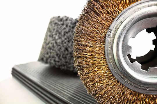 Holz-Kunststoff-Verbundwerkstoffe sind ein Trend im Bauwesen. Ihre Oberflächen müssen jedoch nachgearbeitet werden. Kullen-Koti-Bürstensysteme führen schnell zum Wunscheffekt. Holz-Kunststoff-Verbundwerkstoffe sind ein Trend im Bauwesen. Ihre Oberflächen müssen jedoch nachgearbeitet werden. Kullen-Koti-Bürstensysteme führen schnell zum Wunscheffekt.