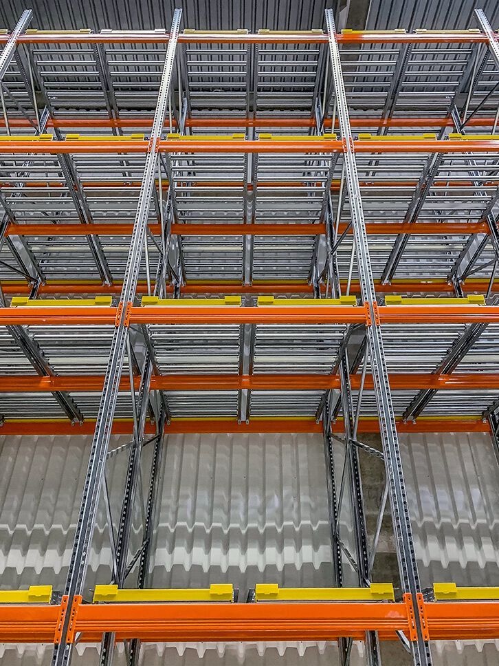 Die Rahmenhöhe der neuen Einschubregalanlage beträgt 10 m, was fünf Lagerebenen Platz bietet.