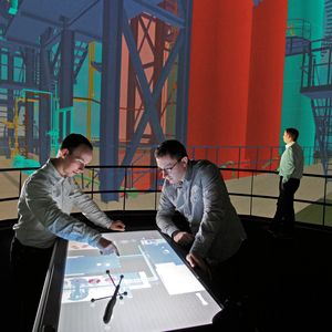 Bild 1: Das Design Review zwischen Kunde und Lieferant eröffnet die Möglichkeit offene Fragen zwischen den einzelnen Fachdisziplinen und dem Auftraggeber am virtuellen Modell zu erläutern und zu klären.