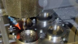 Zum Abarbeiten der mehrteiligen Formen wird wegen der hohen Daten-raten eine schnelle CNC benötigt.Bild: Heraeus Kulzer (Archiv: Vogel Business Media)