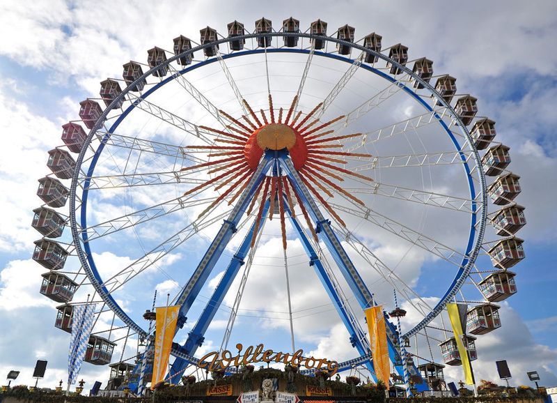 Moderne Technik für das Oktoberfest-Riesenrad: Die Fahrt der 40 Gondeln mit bis zu 400 Personen wird mit der Simatic S7 von Siemens gesteuert. Traditionell sorgt Siemens mit Antriebs- und Steuerungstechnik für den richtigen Schwung in den Fahrgeschäften. (Bild: www.siemens.com/press)