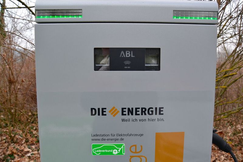 Fließenden Strom signalisiert die Ladestation indem die LEDs von grün auf … (Bild: Michel/»kfz-betrieb«)