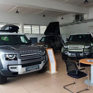 Die Defender im Showroom sind alle individualisiert und mit Zubehör ausgestattet.(Bild:  Mauritz/»kfz-betrieb«)