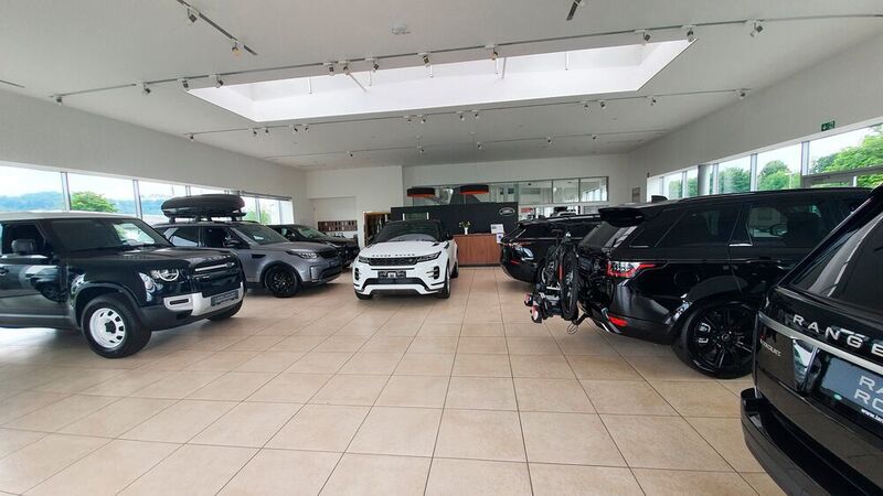 Im angrenzenden Jaguar- und Land-Rover-Showroom können die Kunden das gesamte Modellspektrum des britischen Herstellers in Augenschein nehmen.  (Mauritz/»kfz-betrieb«)