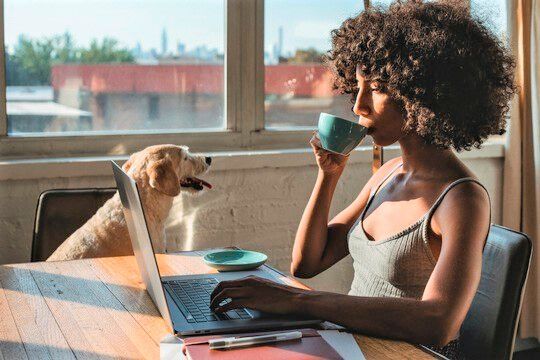 Angenehme Sache, das Arbeiten im Homeoffice. Deshalb schätzen gar 80 Prozent der Deutschen diesen Trend. Man fühle sich produktiver und motivierter. Doch Unternehmer sollten gewisse Dinge prüfen respektive veranlassen. SD Worx informiert hier über die Lage. Angenehme Sache, das Arbeiten im Homeoffice. Deshalb schätzen gar 80 Prozent der Deutschen diesen Trend. Man fühle sich produktiver und motivierter. Doch Unternehmer sollten gewisse Dinge prüfen respektive veranlassen. SD Worx informiert hier über die Lage.