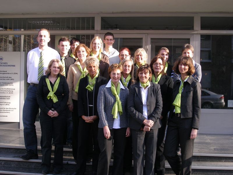 Das Team von ZDK und TAK: Michael Stuff, Nadine Keilus, George Bikhan, Alina Barkhoff, Gertrud Müller, Barbara Weiß, Natascha Rosenberger, Tom Schlegel, Ingrid Neuburger, Manuela Scheuten, Inka Harder, Hedi Kröll, Sigrid Kümper, Elisabeth Kiemann, Jaqueline Tews, Claudia Kraus und Manuela Liehr (v.li.). Aus dem Team fehlen: Maria Eul, Tanja Wester, Heiner Kamphausen, Walter Esser. (Archiv: Vogel Business Media)