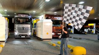 Künftig dürfen Mercedes-LKW auch mit alternativen Kraftstoffen statt herkömmlichem Diesel betrieben werden. (Daimler)