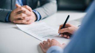 Jede gesonderte Vereinbarung beim Gebrauchtwagenverkauf muss sich der Verkäufer separat unterzeichnen lassen. Alles andere kann vor Gericht nicht bestehen. (Bild: © bnenin - adobe.stock.com)