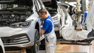 Der Absatz deutscher Hersteller ist laut EY im letzten Jahr um vier Prozent gesunken.  (Volkswagen)