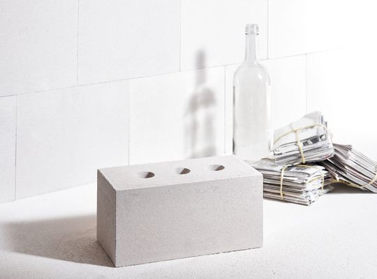 In den KS-Kreislaufsteinen von KS-Original sind derzeit bis zu 20 % Recyclingmaterial enthalten. Ihre Eigenschaften sind identisch mit den konventionellen Kalksandsteinen. Abgebrochenes Material kann so unbegrenzt in den Kreislauf zurückgeführt werden, ebenso wie Schnittmaterial aus dem Werk und Baurestmassen von Baustellen. (Bild:  Kai Nielsen / KS-Original)