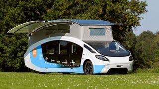 Leichtbau als Lösung? Die fahrbare Caravan-Studie Stella Vita der TU Eindhoven wiegt trotz BEV-Antrieb nur 1,7 Tonnen. (Bild: Bart van Overbeeke)