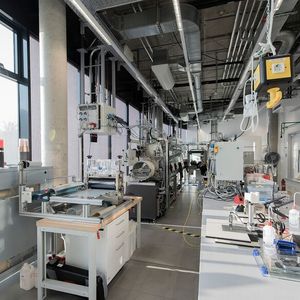 Im Fraunhofer ISC steht die vollständige Prozesskette für die Herstellung von Batteriezellen zur Verfügung, derzeit wird der Bereich für die Assemblierung unter Schutzgasatmosphäre weiter ausgebaut (im Bild hinten links).
