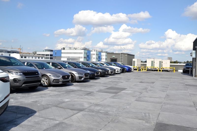 Auf der Dachterrasse endet die Ausstellungsfläche. (Simon/»kfz-betrieb«)