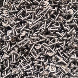 Damit die hohen Anforderungen hinsichtlich Überwachung, Steuerung und Dokumentation der Wärmebehandlung der Verbindungselemente erfüllt werden, ist ein leistungsfähiges Prozessleitsystem erforderlich, das trotz hoher Chargenzahl jeden Prozessparameter genau erfassen, zuordnen und dokumentieren kann.(Bild:  Koninklijke Nedschroef)