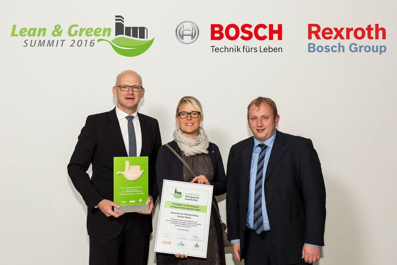 Neuenhauser Maschinenbau GmbH, Kategorie produzierende Industrie KMU: Frank Goerke (li.), Mitglied der Geschäftsbereichtsleitung, referierte über Kreativität und Wachstum eines Lohnfertigers durch Lean & Green. (Stefan Bausewein)