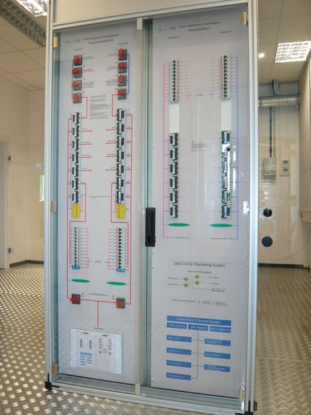 Ein Verteiler-Panel schließt die Reihe der Racks ab. Aufnahme während des Aufbaus. (Foto: Conect)