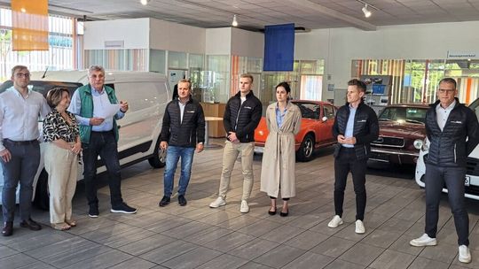 Symbolischer Unternehmensübergang: (v. l.) die Familie Herrmannsdorf sowie Thomas Peckruhn mit seinen Söhnen Johannes, Christoph und Sebastian(Bild:  Auto-Liebe-Gruppe)