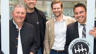 Kampagne gestartet: (v.li.) IG-Metall-Bezirkssekretär Josef Windpassinger, Betriebsratsvorsitzender Marc Arnold, Geschäftsführer Moritz Nitsche und Personalleiter Tobias Haas (alle drei Wiest Autohäuser). (Bild: Kelm)