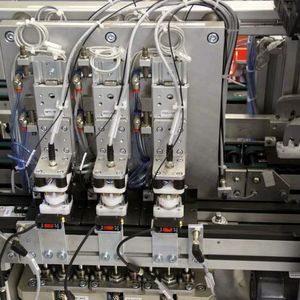 Prüfeinrichtung testet sechs Motoren gleichzeitig auf Geräuschfehler und Funktion. 