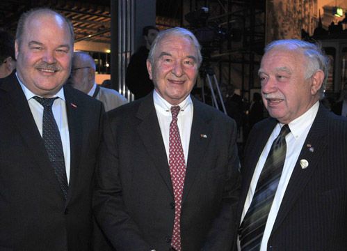 Fritz Haberl nahm bis zum Schluss am Geschehen im Kfz-Gewerbe teil. Auf dem Bild ist er Anfang des Jahres zu sehen mit Albert Vetterl (Vizepräsident des Kfz-Gewerbes Bayern, li.) und seinem Nachfolger im Amt des ZDK-Präsidenten Bernhard Enning (re.). (Archiv: Vogel Business Media)