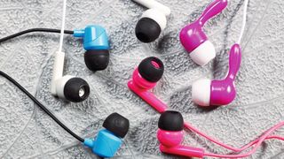 Kopfhörer werden in weniger als einer Sekunde ultraschallgeschweißt.  (Emerson)