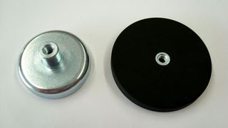 Die Magnethalter von ipf electronic sind in zwei Ausführungen erhältlich. Die Halterung AY000128 aus einem robusten Stahlgehäuse und integriertem Magneten wird ohne Verschraubung oder Verklebung einfach an einer Stahlfläche angebracht und lässt sich hierdurch bewegen. Bei der Halterung AY000129 befindet sich der Magnet in einem Gummigehäuse, das lackierte Oberflächen schont. (Archiv: Vogel Business Media)