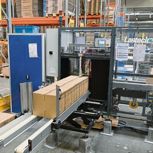 Die Kartonaufrichter haben extralange Zuschnittmagazine für die großen Kartonmengen bei Eurapon.(Bild:  Lantech)