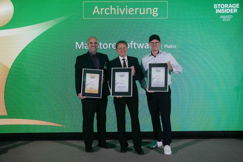 In der ersten Storage-Kategorie werden die von den Storage-Insider-Leserinnen und -Lesern gewählten beliebtesten Anbieter von Lösungen zur digitalen Datenarchivierung ausgezeichnet (v. l.): Fast LTA (Gold, repräsentiert durch Marek Birkenhauer), MailStore Software (Platin, Norbert Neudeck) und iTernity (Silber, Armin Weißer). (Bild: Manuel Emme Fotografie)