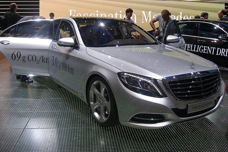 Zur neuen S-Klasse zeigt Mercedes den S 500 Hybrid, der nur drei Liter verbrauchen soll. (Foto: Grimm)