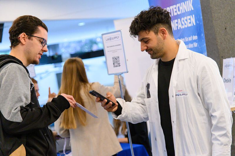 Das Check-In am Eingang ist mittlerweile den meisten Besuchern schon bekannt. Wer vergessen hat, sich vorab anzumelden, kann dies aber auch noch vor Ort am Messetag nachholen.    Mehr Infos zu den kommenden LAB-SUPPLY-Messen finden Sie auf www.lab-supply.info (Bild: Stefan Stark)