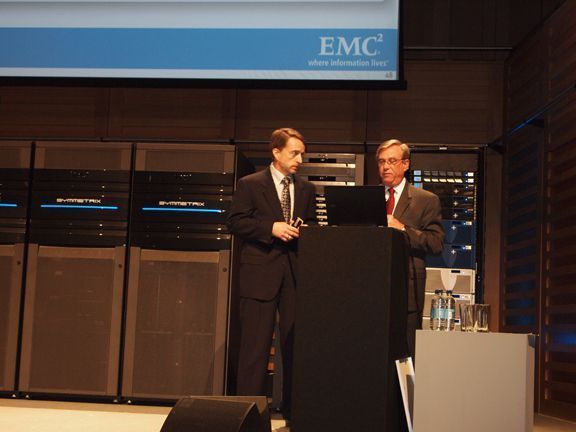 Vom EMC-Fellow für die VNXe-Familie lässt sich Gelsinger zeigen wie man einen neuen Vertriebskanal öffnet. (Archiv: Vogel Business Media)