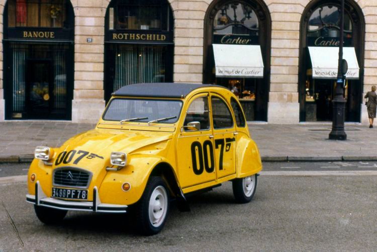 Sogar zu Actionfilm-Ehren kam der 2CV, als James Bond, alias Roger Moore, im Film „For your eyes only“ den Bösewichten in einer Ente entkam. (Bild: PSA)