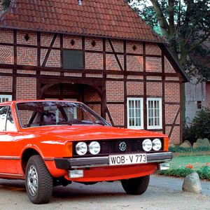 Der Scirocco kam im Frühjahr 1974 auf den Markt. Drei Motoren, vier Ausstattungsvarianten und zehn Außenfarben standen zur Wahl: Motoren mit 1.100 cm³ und 37 kW (50 PS) sowie 1.500 cm³ und 51 oder 63 kW (70 oder 85 PS) Hubraum und den Ausstattungsvarianten N (Grundmodell), L, S und TS, die ab August 1976 GT hieß, aber gleich ausgestattet war. Hier ein Exemplar von 1974, erkennbar an den markanten Doppelscheinwerfern.(Bild:  Volkswagen)
