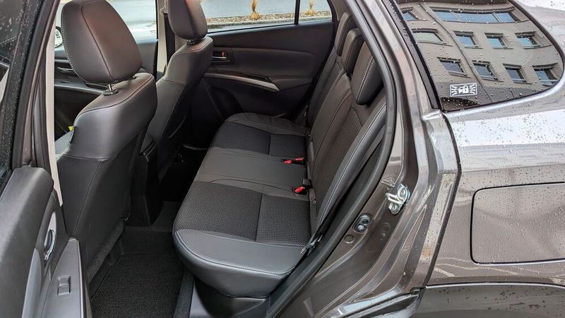 8. Das Platzangebot:  Mit 4,30 Metern Länge und seiner aufrechten Statur sollte man meinen, dass der Suzuki S-Cross genügend Platz für vier erwachsene Mitreisende zu bieten hätte.  (Bild: Rosenow – VCG)