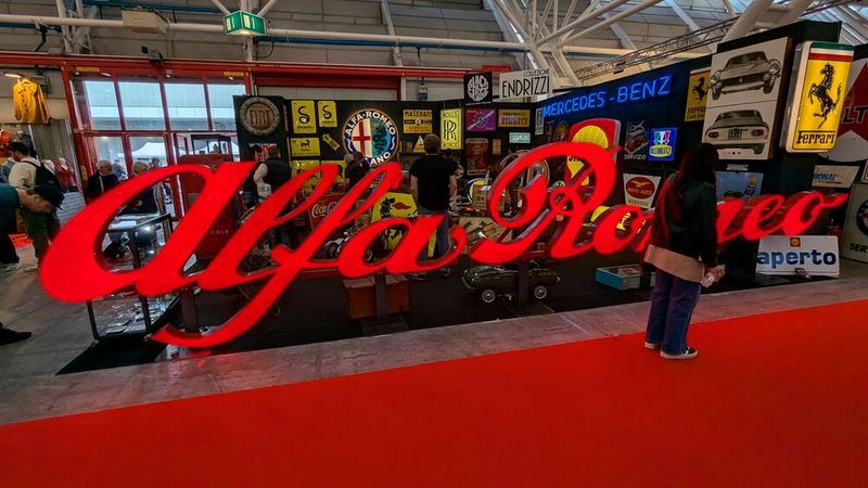 Ihre Garage ist von größerer Natur? Prima, dann passt dieser Schriftzug sicher an deren Innenwand. (Bild: Dominsky)