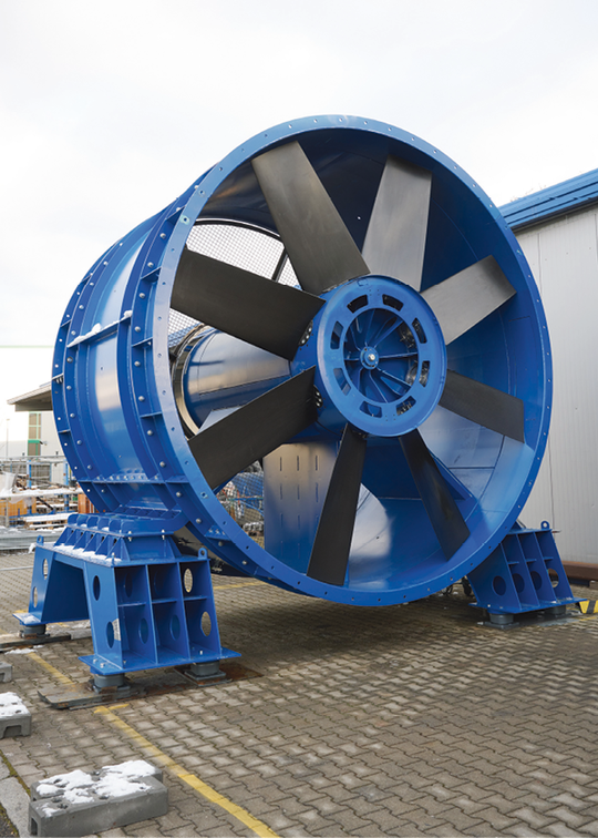 (Die mächtigen Carbon-Axialventilatoren einer neuen Baureihe von EVG Lufttechnik haben einen Durchmesser von 4,25 Metern. Bild: ABB)