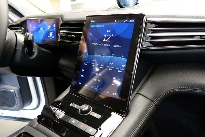Im Innenraum fällt der große Touchscreen auf. (Wehner/»kfz-betrieb«)
