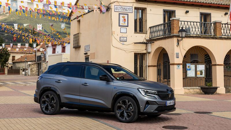 Der Benziner bekommt elektrische Unterstützung als Voll- oder Mild-Hybrid. (Bild: Renault)