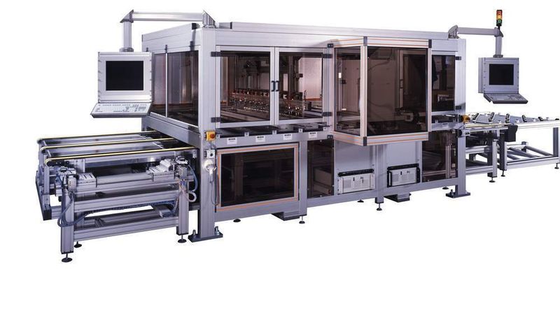Die Strings werden mit korrekter Polarität und einer Genauigkeit von ± 0,3 mm im Lay-up positioniert, um einen hohen Wirkungsgrad der Solar-Module zu gewährleisten. (Archiv: Vogel Business Media)