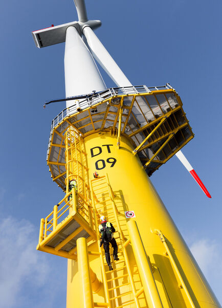 Rund 70 Kilometer westlich der Insel Sylt entsteht das Offshore-Windkraftwerk DanTysk. Auf eine Gesamthöhe von bis zu 148 m bringen es die auf Fundamenten errichteten Windturbinen von Siemens. Das gelbe Transition Piece verbindet Fundament und Turm der Windkraftanlage. (Bild: Siemens)