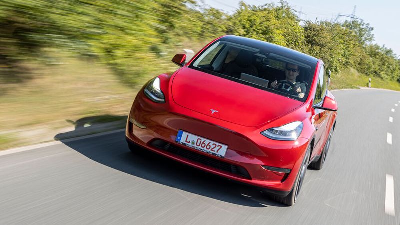 Der Tesla Model Y war mit 35.426 Neuzulassungen das beliebteste reine E-Auto des Jahres 2022. Im Gesamtverkaufsranking landet das Modell damit auch unter den zehn meistverkauften Modellen (Platz 10). (Bild: SP-X/Frank Ratering)