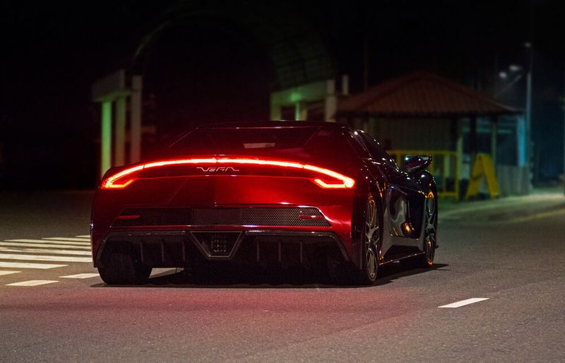 Ein schickes Detail ist das über die gesamte Breite des Hecks bogenförmig verlaufende Rückleuchte. (Bild: Vega Innovations)