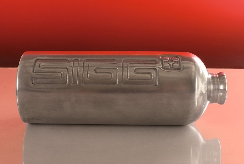 Bild 2: Das inkrementelle Umformen reduziert den Werkzeugaufwand und kann zur Fertigung individualisierter Bauteile genutzt werden. (Bild: IWU)