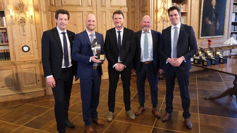 Das Autohaus Staudt gewann Gold in der Kategorie 3, in die Händler mit 160 bis 219 Einheiten jährlich fallen: (v. l.) Georg Schulte, Senior Manager Digital Business bei Mazda Deutschland, Bastian Bader, Autohaus Staudt, Gerd Meyer, Direktor Service bei Mazda Deutschland, Markus Schmidt, Autohaus Staudt, und Felix Gebhart, Direktor Vertrieb bei Mazda Deutschland (Bild: Mazda)