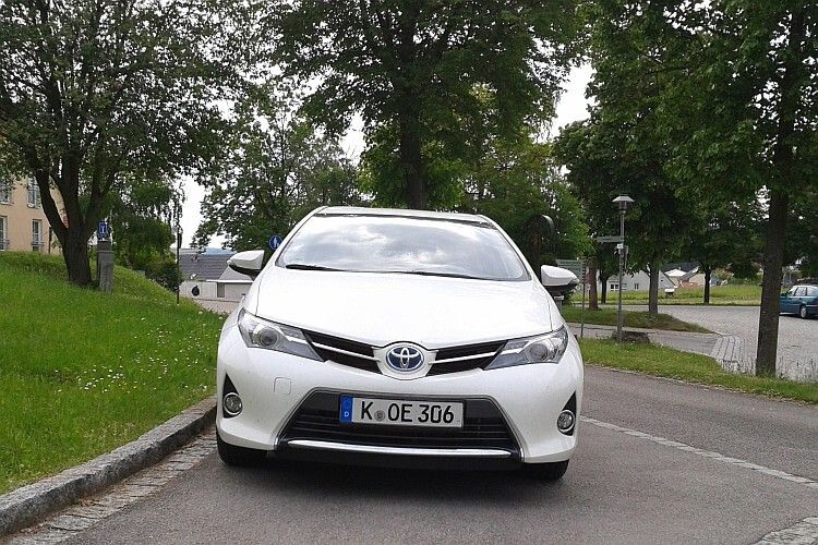 Für Toyota-Verhältnisse sieht der neue Auris schnittig und fast schon sportlich aus. (Foto: Rosenow)