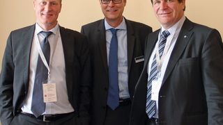 Von links: Michael Baumeister von Brückner Maschinenbau, Thorsten Kühmann und Ulrich Reifenhäuser vom VDMA-Fachverband für Kunststoff- und Gummimaschinen. (Bild: Königsreuther)