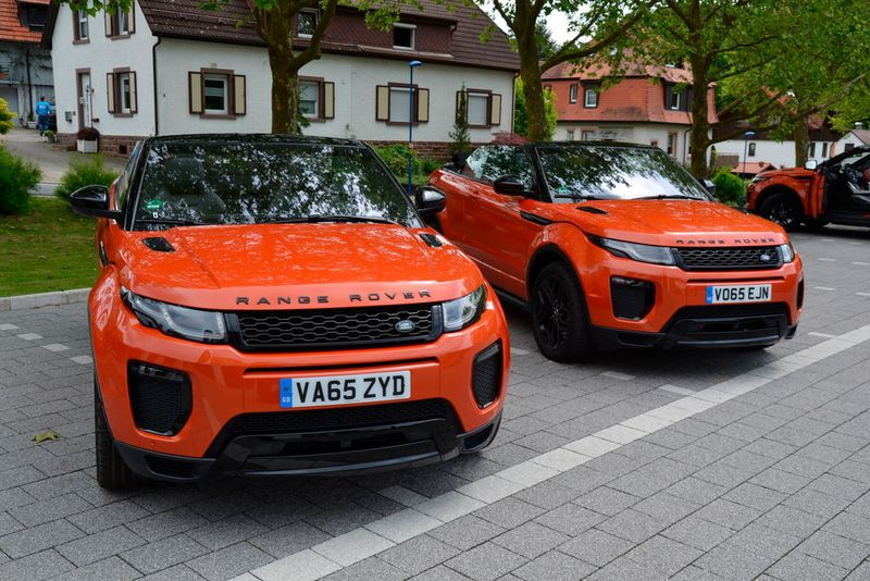 Auch wenn diese zwei Autos derzeit noch englische Kennzeichen zieren, werden sie schon bald auf dem Gelände eines Land-Rover-Händlers als begehrte junge Gebrauchtwagen stehen. Die Standzeit dürfte jedoch ausgesprochen kurz sein. (Michel / »kfz-betrieb«)