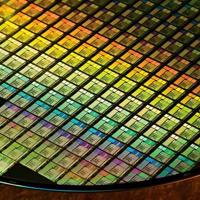 Der Chipgigant Intel hat an der US-Börse zugelegt, wie es heute heißt. Das ist eigentlich ungewöhnlich für die derzeitige Lage der Dinge. Auch erfährt man, dass Intel beim Projekt Terafab von Elon Musk mitmischen will ... (Bild: Chipcheck)